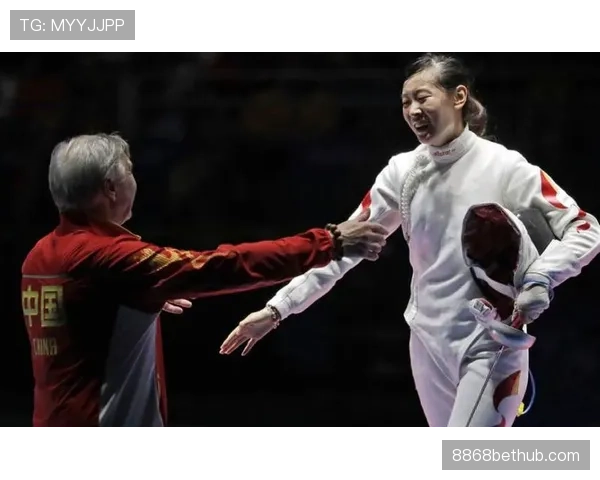 孙一文家里那个奖杯柜，比我家衣柜还满