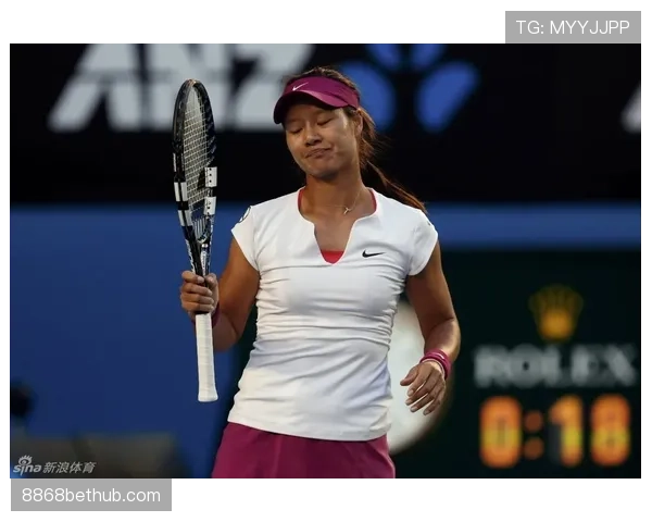 李梓嘉赛场像冷面杀手，街拍却活成度假网红——普通人真想不到这差距